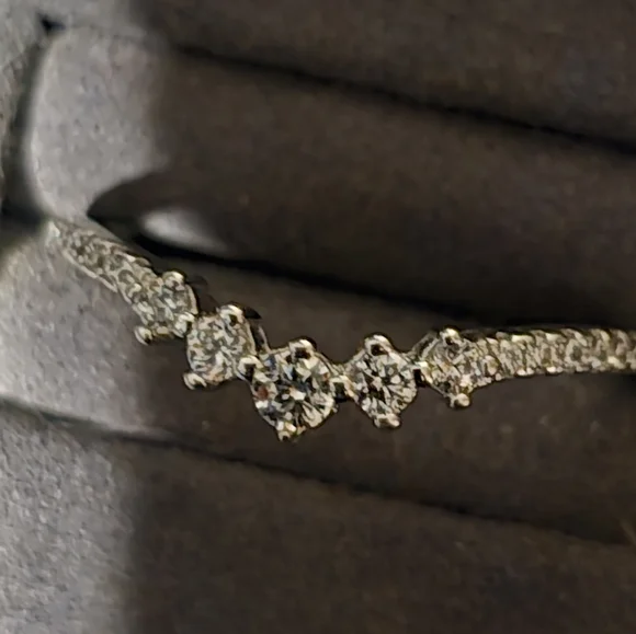 Beautiful Diamond Ring - Picture 5 of 5